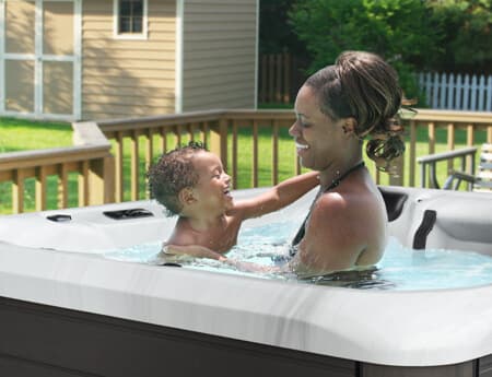 Outdoor hydrotherapy moment in an Earth Spa