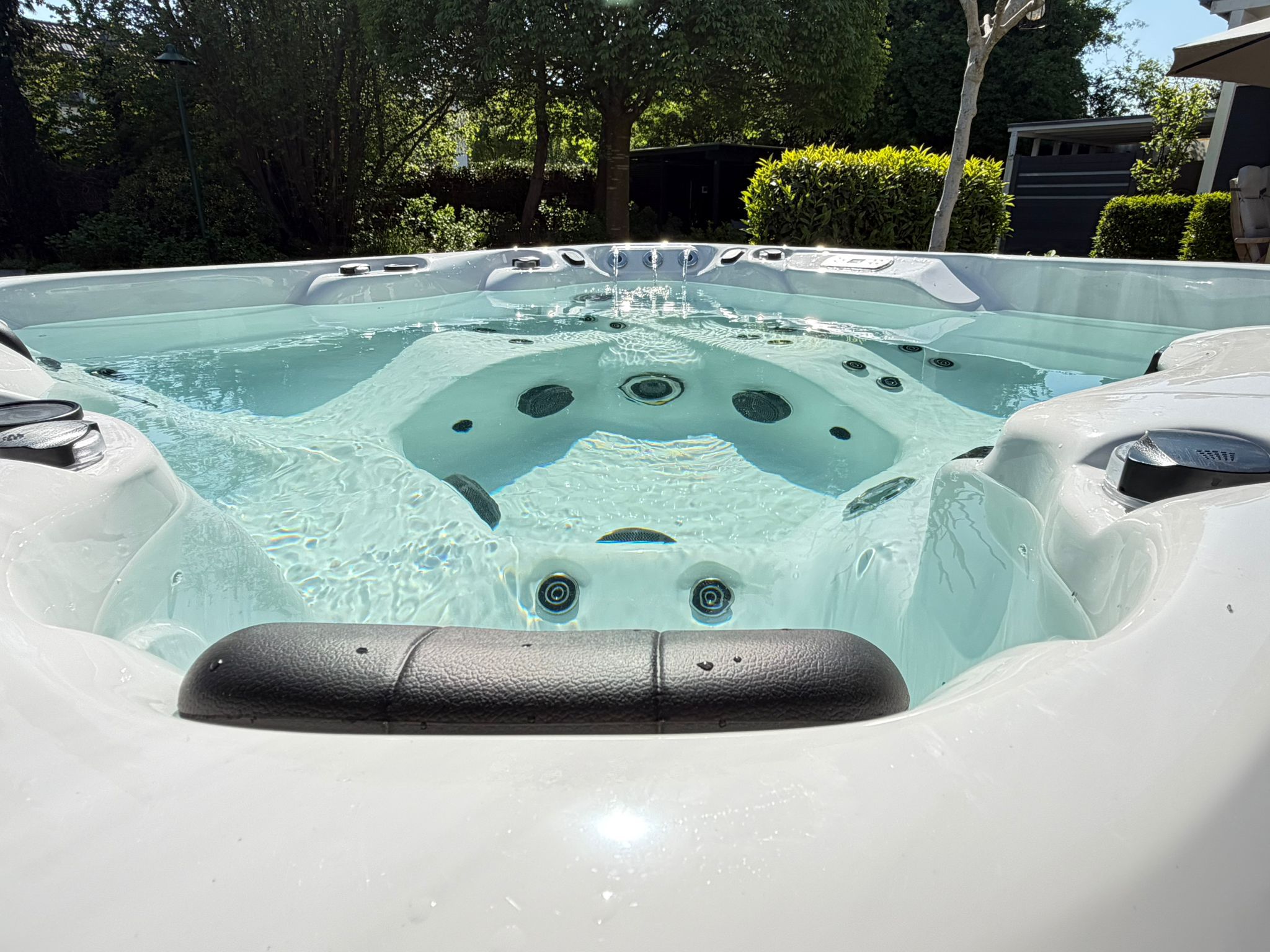 Earth Spas spa in de tuin