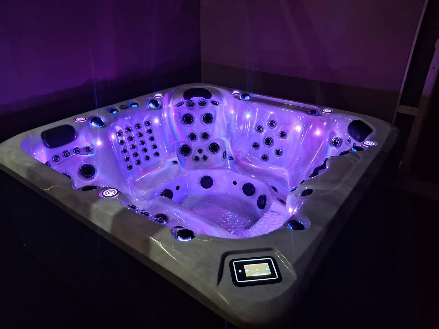 Earth Spas spa’s in de showroom