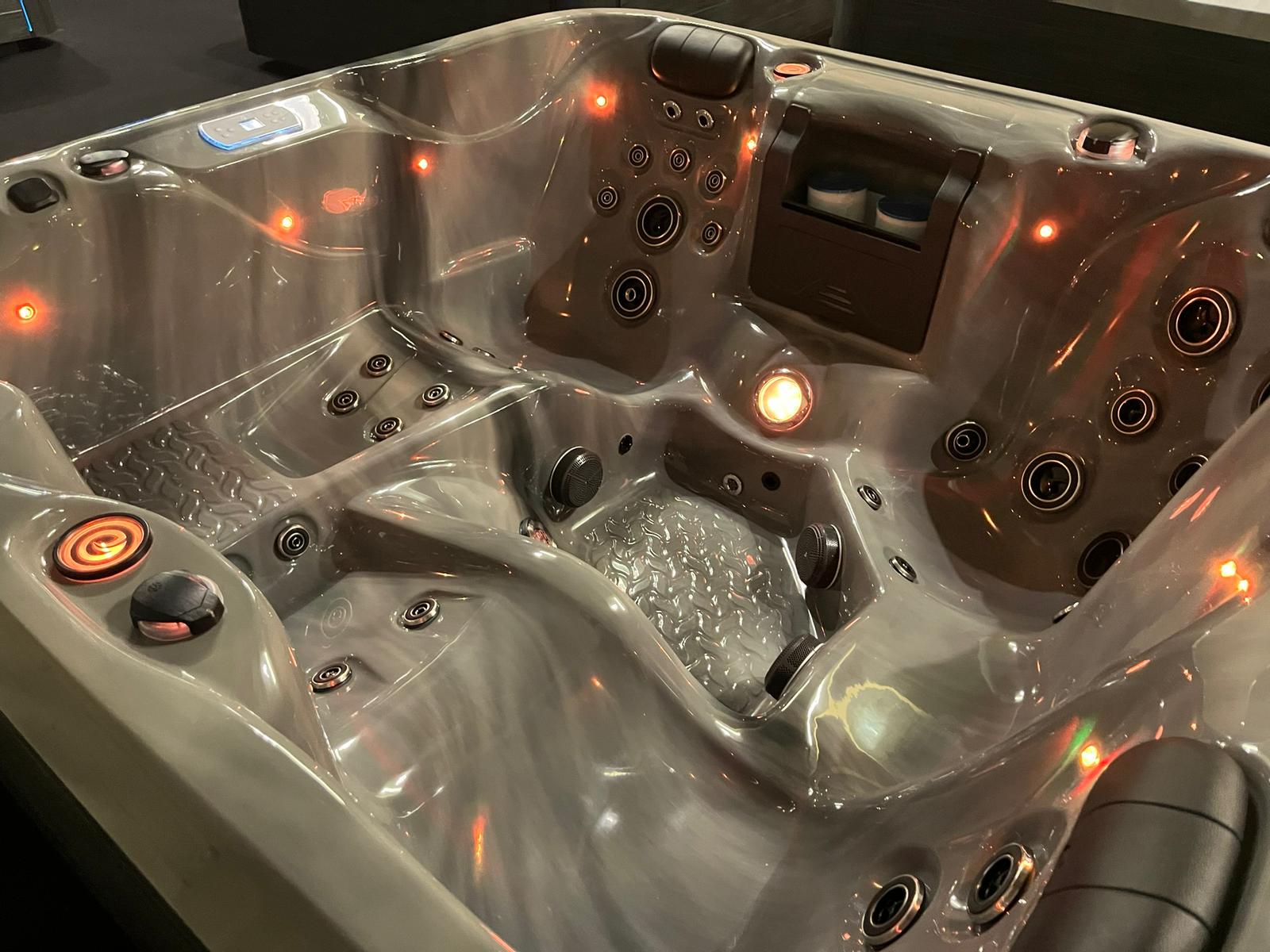 Spa met blauwe verlichting in de showroom